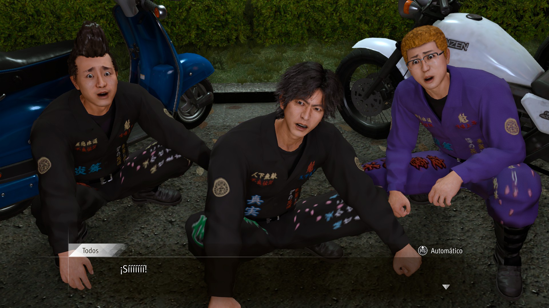 Yagami motorista Japonés tribu urbana con unos chavales posando con sus motillos